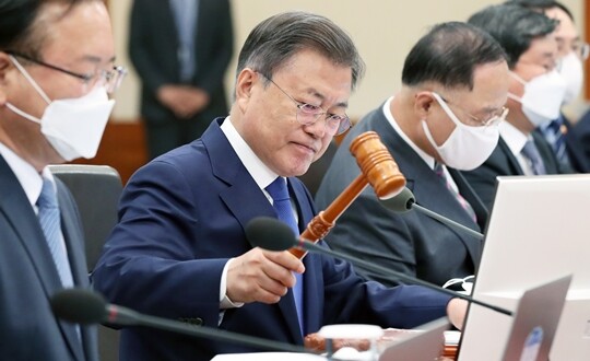 5월 3일 오후 청와대 본관 세종실에서 열린 마지막 국무회의에서 개회를 선언하고 있는 문재인 대통령. 사진=연합뉴스