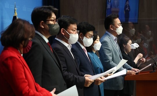 권성동 원내대표(왼쪽 두 번째)와 유상범 법사위 간사(오른쪽) 등 국민의힘 의원들이 4월 28일 국회 소통관에서 '검수완박'법에 대한 헌법재판소의 공정한 결정을 촉구하는 성명서를 발표하고 있다. 사진=박은숙 기자