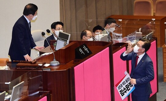 5월 3일 서울 여의도 국회에서 열린 본회의에서 '검수완박' 법안 중 두 번째인 형사소송법 개정안이 표결 절차에 들어서자 송언석 국민의힘 원내수석부대표가 박병석 국회의장에게 항의하고 있다. 사진=박은숙 기자