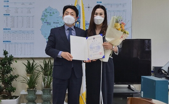 경남지방중소벤처기업청 최열수 청장과 ㈜빅썸 박지예 대표이사(오른쪽). 사진=경상국립대 제공