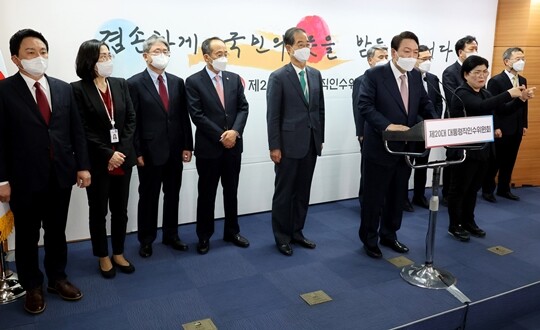 윤석열 대통령 당선인이 4월 10일 서울 종로구 통의동 대통령직인수위원회 기자회견장에서 원희룡 국토교통부 장관, 박보균 문화체육관광부 장관, 정호영 보건복지부 장관 등 장관 후보자 인선을 발표하고 있다. 사진=인수위사진취재단