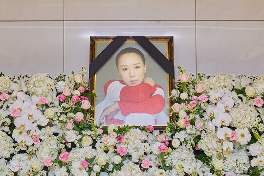 8일 오전 서울 강남구 삼성서울병원 장례식장에 마련된 배우 고(故) 강수연의 빈소 모습. 사진=고(故) 강수연 배우 장례위원회 제공