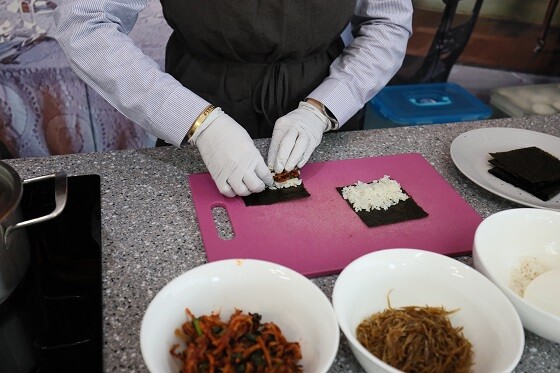 '하나라도 정성스럽게'  경북 경산의 '키친 103'에서 설다민 씨가 꼬마김밥을 싸고 있다. 손끝 하나마다 힘이 실려있다. 사진=남경원 기자