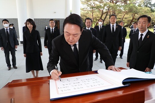 윤석열 대통령은 취임식 참석 전 국립서울현충원을 참배했다. 사진=연합뉴스