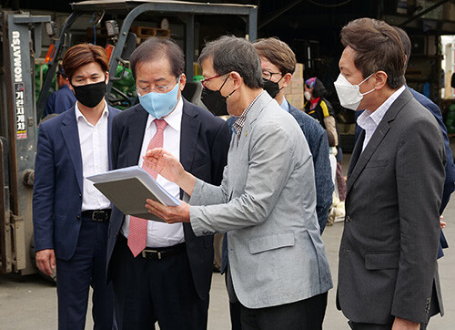 홍준표 대구시장 후보가 11일 대구농수산물도매시장을 찾아 도매시장 활성화 방안을 검토하고 있다. 사진=홍준표 후보 선거사무소 제공