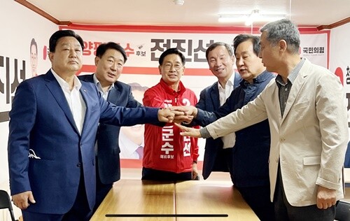 6·1지방선거 국민의힘 양평군수 당내 경선에 출마했던 후보자들이 전진선 후보를 중심으로 ‘원팀’을 구성했다. (왼쪽부터) 윤광신, 김덕수, 전진선 후보, 박상규, 김승남, 김수한. 사진=전진선 후보 캠프 제공