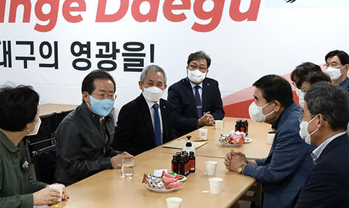 홍준표 국민의힘 대구시장 후보가 13일 후보 등록을 마치고 대구공인중개사협회와 간담회를 갖고 있다. 사진=홍준표 후보 선거사무소 제공