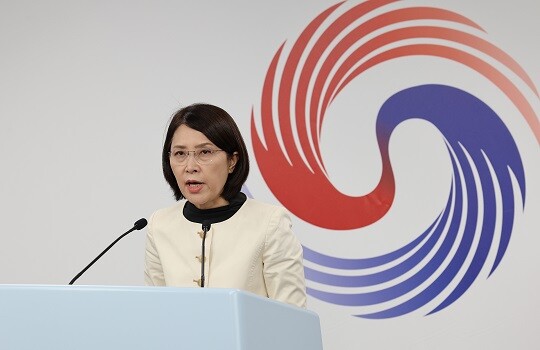 15일 오후 용산 대통령실 청사 오픈라운지에서 강인선 대변인이 윤호중 더불어민주당 비상대책위원장의 윤석열 대통령 출퇴근과 관련한 발언에 대해 반박하는 내용의 브리핑을 하고 있다. 사진=연합뉴스