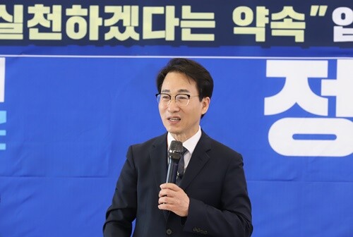 김동연 경기도지사 후보 선대위원장인 이원욱 국회의원이 인사말을 하고 있다. 사진=김현술 기자