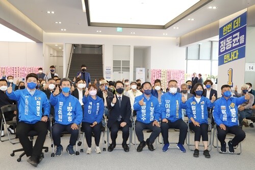 정동균 양평군수 후보와 양평군 출마자들이 이원욱 국회의원과 선거 승리를 다짐하고 있다. 사진=김현술 기자