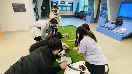 학생과 학부모가 남부메이커교육센터에서 전시체험을 하고 있다. 사진=경북교육청 제공