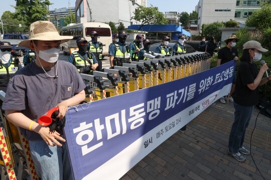 21일 오후 한미 정상회담이 열리는 가운데 용산 대통령 집무실 앞에서는 집회가 이어졌다. 이날 서울 전체에 신고된 집회는 61건으로 파악됐으나 큰 충돌은 없었다. 사진=연합뉴스