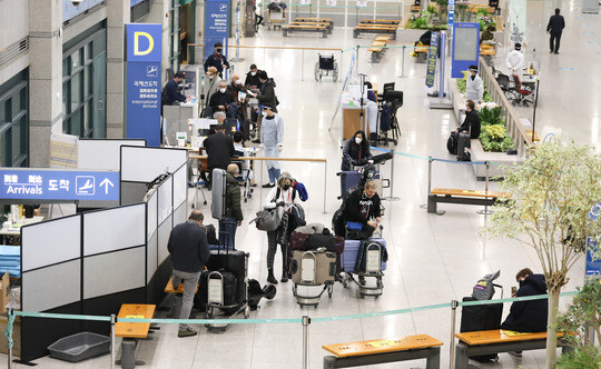 인천국제공항1터미널로 입국한 사람들이 입국장 밖으로 나오고 있다. 사진=박정훈