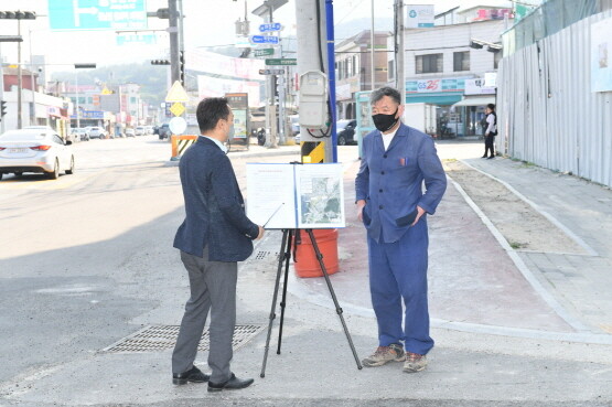 장안읍 좌천삼거리~동부산농협 간 도로 확장공사 현장 방문 모습. 사진=기장군 제공