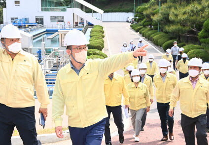 조청식 수원시장 권한대행과 간부 공직자들이 상수도사업소를 점검하고 있다. 사진=수원시 제공