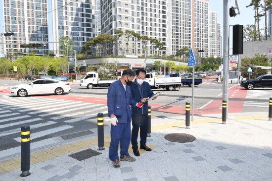 오규석 기장군수는 25일 오전 10시 30분경 이른 더위와 폭염을 대비해 추진 중인 ‘폭염 대비 그늘막 설치사업’ 현장을 방문해 점검했다. 사진=기장군 제공