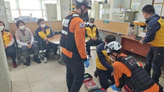 생명지킴이팀 활동 모습. 사진=경남도 제공