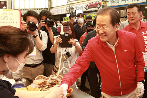 지난 28일 홍준표 후보가 대구 월배시장에서 한 상인과 인사를 나누고 있다. 사진=홍준표 후보 선거사무소 제공