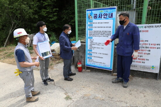 기장읍 만화리 일원 구거 정비공사 현장 점검 장면. 사진=기장군 제공