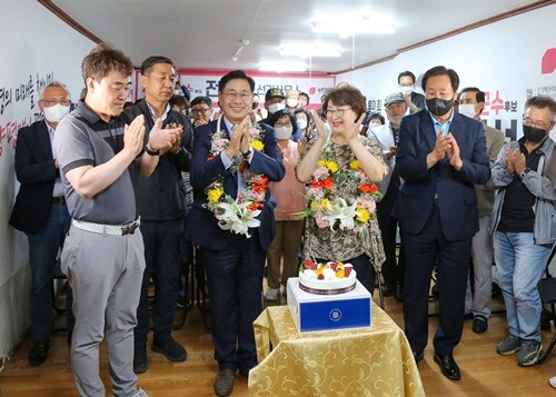 양평군수 선거에 당선된 전진선 후보가 선거대책본부 주요 당직자, 지지자들의 축하를 받고 있다. 사진=전진선 당선인 SNS