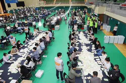 1일 오후 8시 경부터 양평읍 물맑은양평체육관에서 개표가 진행되고 있다. 사진=김현술 기자