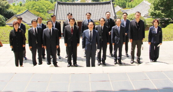 충렬사 참배 모습. 사진 중앙이 하윤수 부산교육감 당선인. 사진=하윤수선거사무소 제공