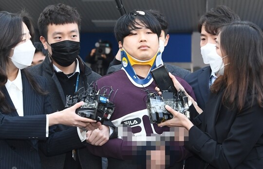 영화는 사이버 성범죄가 어떻게 일어나는지를 실시간 채팅방에서 실제로 이뤄진 방식으로 재연해 몰입도를 높인다. 2020년 3월 25일 서울중앙지검으로 이송되고 있는 조주빈. 사진=일요신문DB