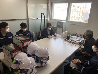 한국해양교통안전공단 인천지사는 지난달 24일, 26일 인천 소재 중소조선소를 찾아 안전물품을 배부했다. 사진=KOMSA 제공