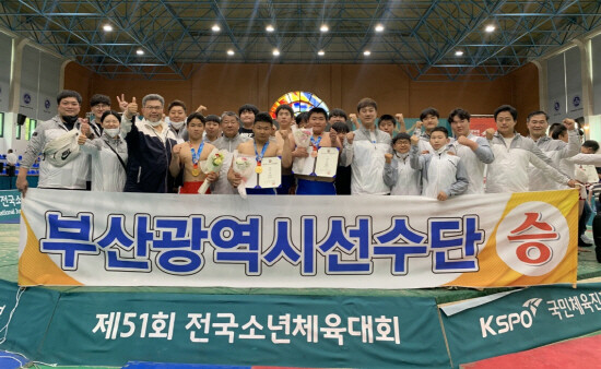 제51회 전국소년체육대회 부산선수단 수상 모습(씨름, 배구). 사진=부산시교육청 제공
