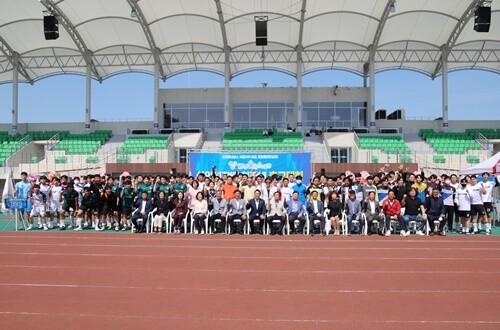 11일 물맑은양평종합운동장에서 개최된 제1회 양평물맑은시장 상인회장배 축구대회에서 개막식 후 내빈들과 기념촬영하는 참가 선수들. 사진=김현술 기자