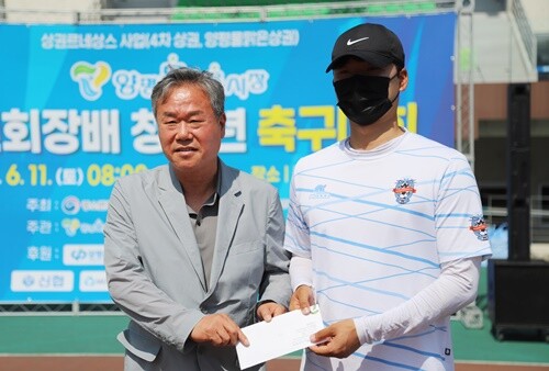 양평물맑은시장 전병곤 상인회장이 양평FC유소년축구단에 장학금을 전달했다. 사진=김현술 기자