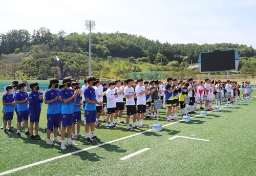 제1회 양평물맑은시장 상인회장배 축구대회 참가 선수들. 사진=김현술 기자