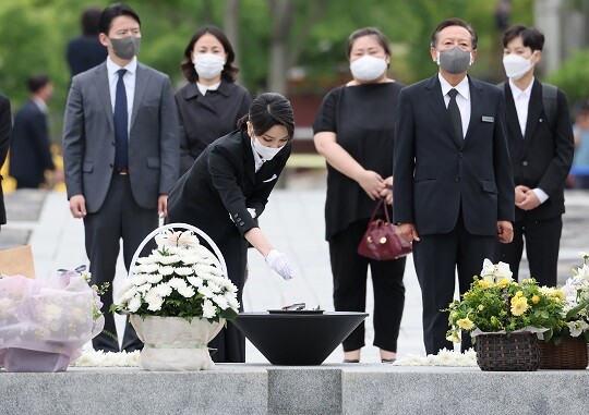 윤석열 대통령 부인 김건희 여사가 봉하마을을 방문해 고 노무현 전 대통령 묘소에 헌화한 뒤 분향하고 있는 모습. 사진=연합뉴스