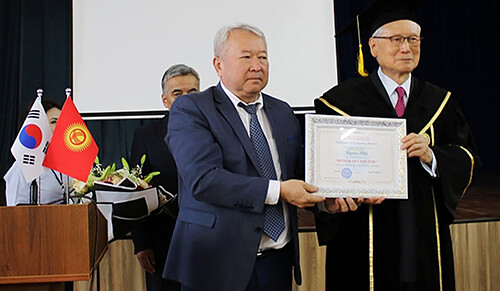 신일희 계명대 총장이 키르기스스탄 국립대학교에서 명예박사학위를 받고 있다. 사진=계명대 제공