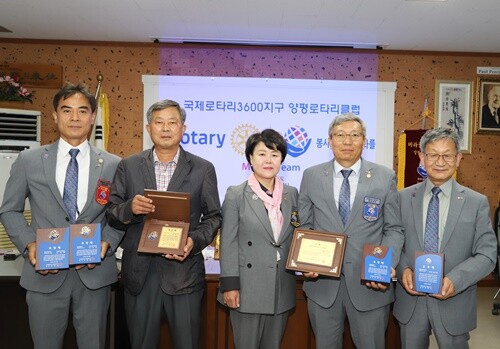 최우수클럽상, 공로패, 표창패, 개참패 수상자들이 장태월 양평,가평 지역대표와 기념촬영을 하고 있다.  사진=김현술 기자