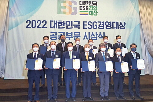 한국농수산식품유통공사, ‘2022 대한민국 ESG 경영대상’에서 준정부기관 우수상을 수상했다. 사진=aT 제공