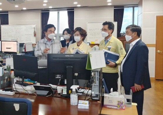 박동식 시장 당선인의 현장방문 모습. 사진=사천시 제공.