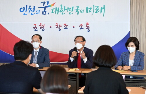 인천시장 인수위원회 위원장 기자간담회. 사진=유정복 인수위 제공