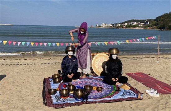 해양치유프로그램 싱잉볼 명상 모습. 사진=부산시 제공