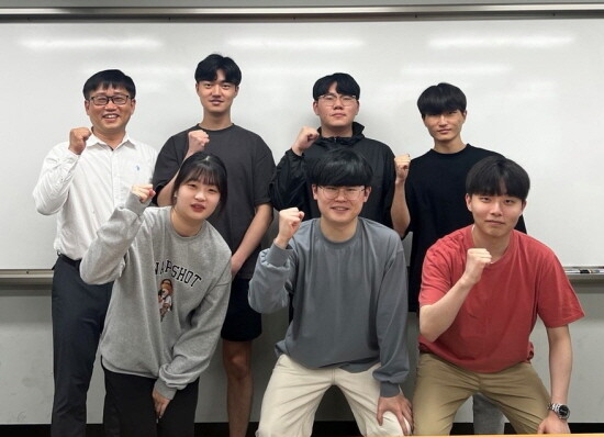 경상국립대학교 해양과학대학 지능형통신공학과 Cyber Safety LAB 소속 자율주행 자동차 ‘ACE’ 팀. 사진=경상국립대 제공