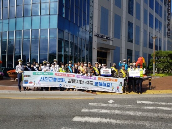 선진교통문화 정착 위한 교통안전 캠페인 실시 모습. 사진=김해시 제공