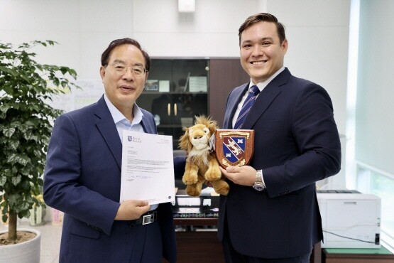 축전 및 기념품 전달 모습. 사진=하윤수 부산교육감 인수위원회 제공