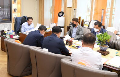 강화군은 지난 20일부터 22일까지 군수실에서 부서별로 공약사항 사전검토 보고회를 개최하고 실행방안을 구체화했다. 사진=강화군 제공
