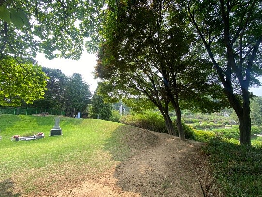 국립서울현충원 장군제2묘역의 친일파이자 6·25 전쟁 영웅으로 알려진 이응준 묘 아래로 임시정부요인묘역과 독립유공자묘역이 있다. 사진=정소영 기자