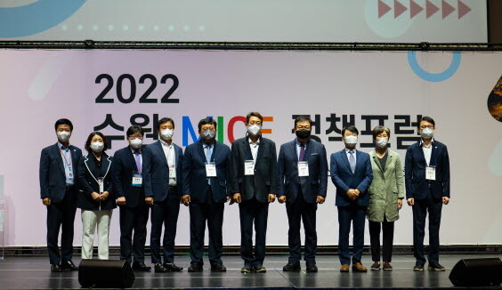 24일 오전 수원컨벤션센터에서 개최된 ‘2022 수원 MICE 정책포럼’ 개회식 후 수원시 관계자와 포럼 발제자 등이 기념촬영을 하고 있다. 사진=수원시 제공
