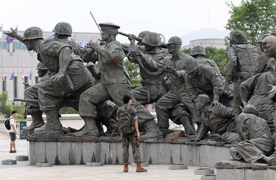 6·25 전쟁 72주년인 25일 서울 용산구 전쟁기념관을 찾은 한 장병이 조형물을 살펴보고 있다. 사진=연합뉴스