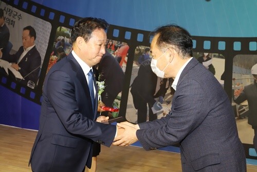 이계환 부군수가 정동균 군수에게 공로패를 증정하고 있다. 사진=김현술 기자