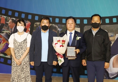 양평군축산발전협의회에서 정동균 군수에게 감사패를 전달하고 있다. 사진=김현술 기자