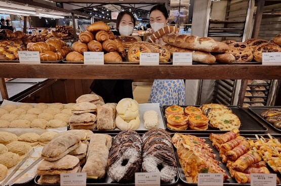 신세계 센텀시티 지하 1층에 입점한 광주 유명 맛집 소맥베이커리 매장에서 직원들이 인기 있는 빵을 소개하고 있다. 사진=신세계 센텀시티 제공