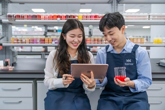 한국콜마 종합기술원에서 연구원들이 연구를 진행중이다. 사진=한국콜마 제공